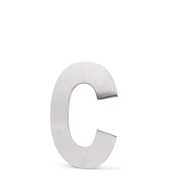 De Adamo RVS 15cm van yessential.nl is een metallic hoofdletter C met een geborstelde zilveren afwerking, rechtopstaand tegen een effen witte achtergrond - ideaal om moderne elegantie toe te voegen aan het adres van je huis.