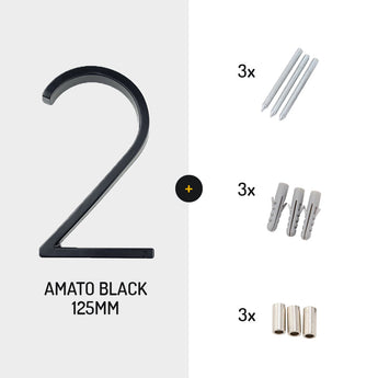 Amato Black 12,5cm nummer 2 in zwart metaal van yessential.nl links afgebeeld; rechts 3 nagels, 3 pluggen en 3 metalen afstandhouders op een witte achtergrond-een stijlvolle huisnummer keuze.