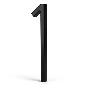 De Amato Black 12,5cm van yessential.nl staat rechtop op een witte achtergrond en werpt een zachte schaduw-ideaal voor moderne huisnummers zwart of te combineren tot je perfecte huisnummer 12.