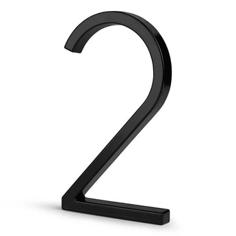 Een gestroomlijnd, zwart, 15cm 3D nummer 2 uit de Amato Black collectie van yessential.nl staat rechtop op een witte achtergrond, met een modern huisnummer design en stijlvolle elegantie.