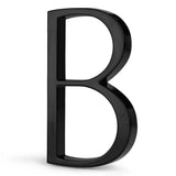 De Amato Black 12,5cm van yessential.nl is een grote, zwarte 3D letter B geïnspireerd op moderne huisnummers zwart, rechtopstaand op een witte achtergrond.