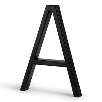 De Amato Black 12,5cm van yessential.nl is een 3D zwarte letter A, rechtopstaand op een witte achtergrond met een links-gegoten zachte schaduw, vormgegeven als moderne huisnummers zwart-perfect voor moderne displays.