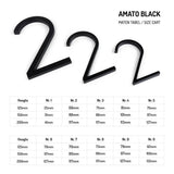 Boven een tabel met de titel "AMATO BLACK MATEN TABEL / SIZE CART," staan drie zwarte, hoekige nummer 2 cijfers van oplopende grootte. Het Amato Black 15cm huisnummer van yessential.nl - een modern ontwerp, perfect voor stijlvolle zwarte gevels.