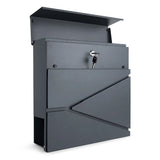 De Sergio Anthracite van yessential.nl is een moderne antraciet brievenbus met geometrisch design, wandmontage, afsluitbaar frontpaneel met sleutel en een bovenklep voor eenvoudige postinname.