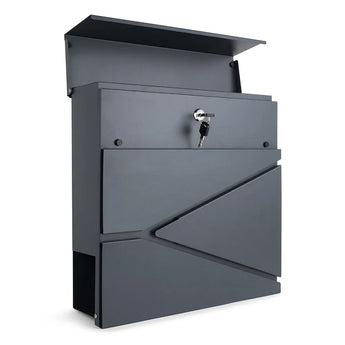 De Sergio Anthracite van yessential.nl is een moderne antraciet brievenbus met geometrisch design, wandmontage, afsluitbaar frontpaneel met sleutel en een bovenklep voor eenvoudige postinname.
