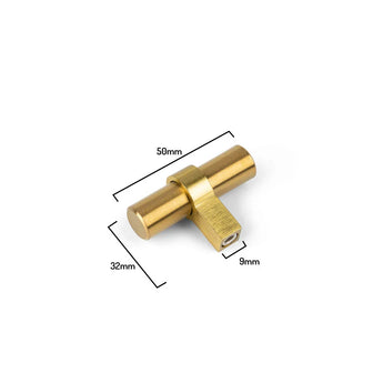 De Arturo Gold Knop van yessential.nl heeft een stijlvol T-vormig goud metalen ontwerp, ideaal als landelijke gouden meubelknop voor landelijke interieurs. Afmetingen: 50mm lengte, 32mm hoogte, 9mm beugelbreedte.