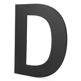 Een grote, zwarte, 3D hoofdletter D uit de Animo Black 15cm (geen boor) van yessential.nl staat rechtop op een witte achtergrond.