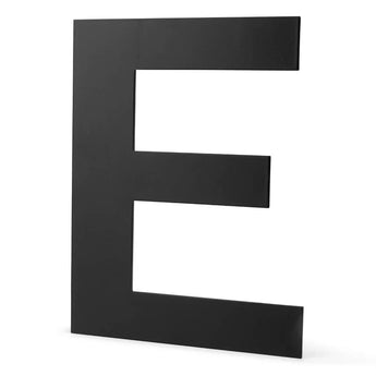 Een vette, zwarte hoofdletter E op wit in een schreefloos lettertype. De Animo Black 15cm (geen boor) van yessential.nl is perfect als huisnummer plakletters - voor een hoge zichtbaarheid en gemakkelijk, zelfklevend aan te brengen.