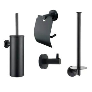 De yessential.nl Quirino Black WC set bestaat uit vier matzwarte badkameraccessoires: een toiletborstel met houder, toiletpapierhouder met deksel, wandhaak en verticale reservehouder, allemaal afgebeeld op een witte achtergrond.