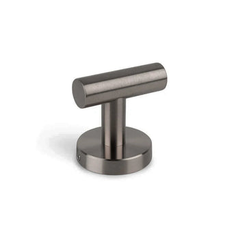 De Nando Gunmetal WC-set van yessential.nl heeft een geborsteld metalen T-vormige wandhaak met een cilindrische stang op een ronde basis-ideaal voor het moderniseren van je badkamer. Afgebeeld op een effen witte achtergrond.