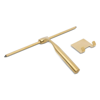 De Zamoro Gold van yessential.nl is een goudkleurig metalen veiligheidsscheermes met een strak, modern design, getoond met zijn bijpassende standaard. Beide zijn gemaakt van roestvrij staal en worden weergegeven op een witte achtergrond.