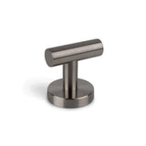 De Rodrigo Gunmetal Hook van yessential.nl is een moderne, cilindervormige wandhaak met een geborstelde gunmetal afwerking, gemonteerd op een ronde voet en afgebeeld tegen een effen witte achtergrond.