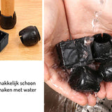 Een hand spoelt de Paco Set Ø 25-29mm zwarte stoelpootdoppen van yessential.nl af; één op een stoelpoot, drie op hout. Nederlandse tekst: Gemakkelijk schoon te maken met waterperfecte vloerbescherming en anti-kras vilt.