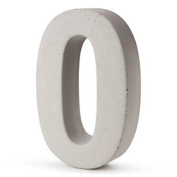 Een groot, driedimensionaal wit cijfer nul van Enrico beton 20cm van yessential.nl staat rechtop tegen een effen achtergrond. Het gladde oppervlak is gedetailleerd met donkere spikkels die doen denken aan stijlvolle, duurzame betonnen huisnummers.