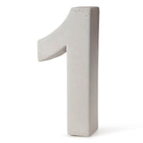 De Enrico beton 30cm van yessential.nl is een stevige, lichtgrijze betonnen nummer één sculptuur. Dit opvallende 3D huisnummer staat rechtop en heeft een gladde afwerking, perfect om stijlvol buiten of binnen op te hangen.