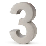 De Enrico beton 20cm van yessential.nl is een groot, lichtgrijs, driedimensionaal huisnummer 3 gemaakt van glad massief materiaal, dat rechtop staat op een witte achtergrond.