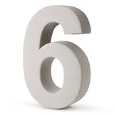 De Enrico beton 30cm van yessential.nl is een driedimensionaal, lichtgrijs cijfer zes dat rechtop staat op een witte achtergrond.