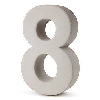 De Enrico beton 20cm van yessential.nl is een lichtgrijze, driedimensionale nummer 8 gemaakt van duurzaam beton, rechtopstaand op een witte achtergrond-een perfect stijlvol huisnummer.