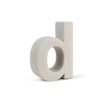 De Enrico beton 20cm van yessential.nl is een 3D kleine letter "d" gemaakt van duurzaam beton, rechtopstaand op een witte achtergrond-een stijlvolle touch die doet denken aan een modern huisnummer.