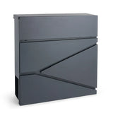 De Sergio Antraciet van yessential.nl is een moderne wandbrievenbus met een strak, minimalistisch ontwerp. De hoekige vorm en gedurfde groeven op het voorpaneel creëren een eigentijdse look voor elk huis.