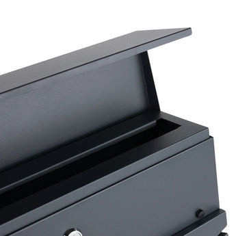 Een close-up van de Nevio Anthracite van yessential.nl-een zwarte metalen lockbox met een gedeeltelijk geopend deksel dat het lege interieur onthult, waardoor het een ideale moderne brievenbus is voor veilige opslag.