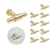 De 10x Cordero Gold Knopenset van yessential.nl heeft moderne, cilindervormige goudkleurige knoppen. Eén knop wordt apart getoond en een andere geïnstalleerd op een witte lade - ideaal voor het upgraden van je keukenkastjes.