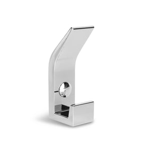 De Huso Chrome van yessential.nl is een moderne, verchroomde kapstokhaak met een strak hoekig ontwerp, glanzend chromen afwerking en een enkele montageschroef zichtbaar in het midden.