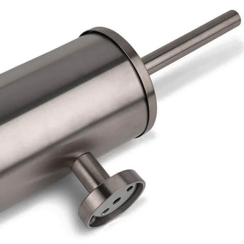 Een close-up van een roestvrijstalen Franse pers met cilindrisch lichaam en handvat tegen een witte achtergrond - de moderne stijl is een ideale match met de yessential.nl Romano Gunmetal WC-set en creëert een samenhangende luxe uitstraling in je interieur.
