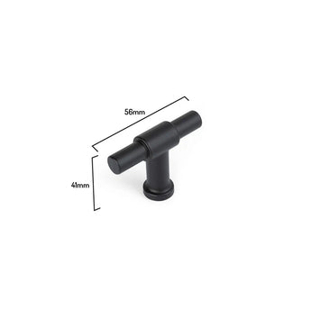 De Cordero Black Knob van yessential.nl heeft een zwart cilindrisch T-bar ontwerp, is 56mm breed en 41mm hoog, heeft een matzwarte afwerking en is afgebeeld tegen een witte achtergrond.