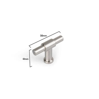 De Cordero RVS Knop van yessential.nl is een geborsteld metalen T-vormige meubelknop van 56mm breed en 41mm hoog, tegen een strakke witte achtergrond.