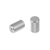 Twee cilindervormige, zilverkleurige Remo RVS Deluxe knoppen van yessential.nl met gekartelde oppervlakken - de ene horizontaal met het eindgat, de andere rechtop - vormen een stijlvol accent voor deuren of meubels op een effen witte achtergrond.