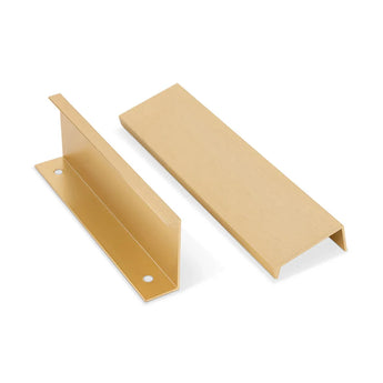 Twee Enzo Gold beugels van yessential.nl worden getoond: een rechtopstaande met twee schroefgaten, de andere plat. Beide hebben een haakse bocht en een gladde metallic gouden afwerking.