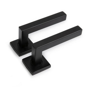 Twee Domaso Black deurklinken van yessential.nl, met vierkante voet en rechte horizontale hendels, worden getoond op een witte achtergrond.