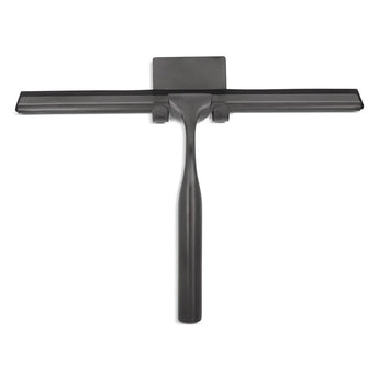 De Zamoro Gunmetal van yessential.nl, een zwarte trekker met een breed plat rubberen blad en recht handvat voor het schoonmaken van ramen of gladde oppervlakken, wordt getoond tegen een witte achtergrond.