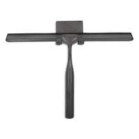 De Zamoro Gunmetal van yessential.nl, een zwarte trekker met een breed plat rubberen blad en recht handvat voor het schoonmaken van ramen of gladde oppervlakken, wordt getoond tegen een witte achtergrond.