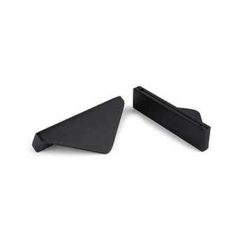 Twee zwarte Triano Black 64mm handgrepen van yessential.nl worden getoond op een witte achtergrond - één rechtop, één plat - met zij- en bovenaanzicht van deze moderne halve maan meubelkrukken.