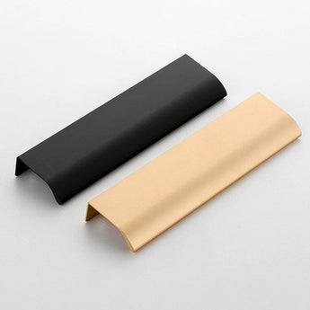 Twee rechthoekige, L-vormige profielhandgrepen van yessential.nl worden getoond-één in matzwart, één in Enzo Gold Deluxe. Beide handgrepen hebben een modern, minimalistisch design dat ideaal is voor strakke kasten of lades.