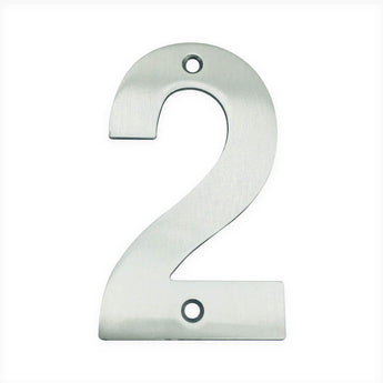 De Tonio RVS 10cm van yessential.nl is een zilver metallic huisnummer 2 met schroefgaten aan de boven- en onderkant, ideaal voor montage op vlakke oppervlakken zoals deuren of muren.