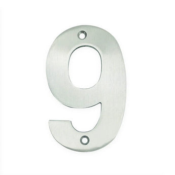De Tonio RVS 10cm van yessential.nl is een zilver metallic huisnummer 9 met een geborstelde afwerking en twee bevestigingsgaten aan de boven- en onderkant.