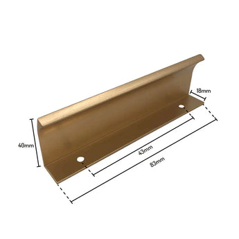 De yessential.nl Enzo Gold Deluxe is een goudkleurig metalen handvat met een platte basis, schuine greep en twee bevestigingsgaten. Afmetingen: 83mm lengte, 43mm diepte, 40mm hoogte en 18mm greepdikte.