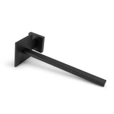 De Bellino Black toiletrolhouder van yessential.nl heeft een modern, minimalistisch ontwerp met zwart metaal, een rechthoekige basis en een rechte horizontale arm, afgebeeld tegen een witte achtergrond.