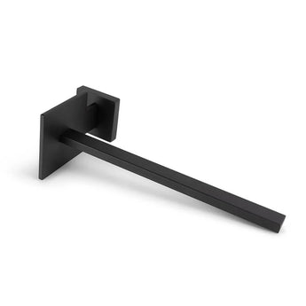 De Bellino Black toiletrolhouder van yessential.nl heeft een modern, minimalistisch ontwerp met zwart metaal, een rechthoekige basis en een rechte horizontale arm, afgebeeld tegen een witte achtergrond.