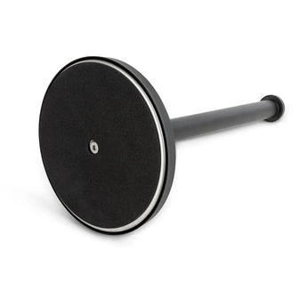De zwarte Tygo WC-set (zonder boren) van yessential.nl heeft een stijlvol, rond balansbord met textuur en een cilindrische steun - ideaal als aanvulling op moderne matzwarte WC-accessoires.