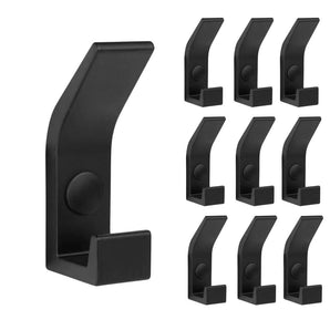 De 10x Huso Black wandhaken van yessential.nl hebben een modern, hoekig ontwerp; één haak is in close-up te zien aan de linkerkant, met de andere negen in rijen aan de rechterkant tegen een witte achtergrond.