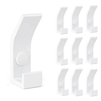 De 10x Huso White van yessential.nl heeft tien identieke witte kapstokhaakjes in een moderne, minimalistische stijl - ideaal voor een Scandinavisch interieur. Links is één haakje gedetailleerd, rechts staan negen haakjes in een raster.