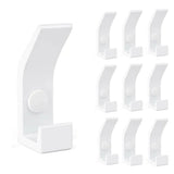 De 10x Huso White van yessential.nl heeft tien identieke witte kapstokhaakjes in een moderne, minimalistische stijl - ideaal voor een Scandinavisch interieur. Links is één haakje gedetailleerd, rechts staan negen haakjes in een raster.