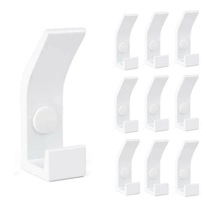 De 10x Huso White van yessential.nl heeft tien identieke witte kapstokhaakjes in een moderne, minimalistische stijl - ideaal voor een Scandinavisch interieur. Links is één haakje gedetailleerd, rechts staan negen haakjes in een raster.