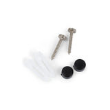 Twee metalen schroeven, twee witte plastic muurankers en twee kleine ronde zwarte doppen van yessential.nl worden geleverd bij de Nando Black WC-set, essentieel voor de installatie, allemaal netjes weergegeven op een witte achtergrond.