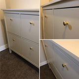 Een witte kast met vier vakken en Antoni knoppen in mat goud van yessential.nl staat tegen een beige muur op bruin tapijt. Drie close-ups benadrukken het minimalistische ontwerp en de stijlvolle matgouden details van de kast.