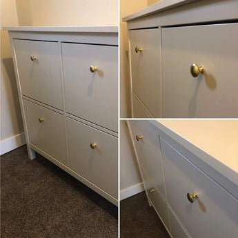 Een witte kast met vier vakken en Antoni knoppen in mat goud van yessential.nl staat tegen een beige muur op bruin tapijt. Drie close-ups benadrukken het minimalistische ontwerp en de stijlvolle matgouden details van de kast.
